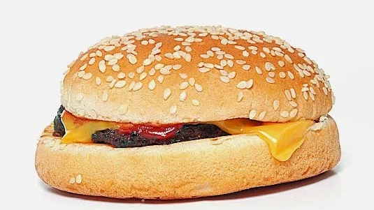 Hamburgerrestaurang. Mannen spårade ur när han inte fick dricka sin öl.