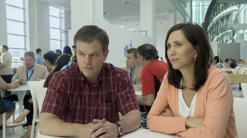 Nyhetens behag. Matt Damon och Kirsten Wiig spelar ett äkta par som hakar på en ny trend: att krympa sig själva. 
Foto: UIP