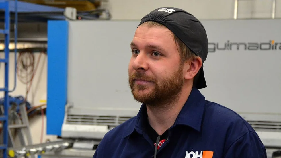 På golvet. Tobias Herrwaldsson jobbar som svetsare på Johsjö Industri och trivs bra.