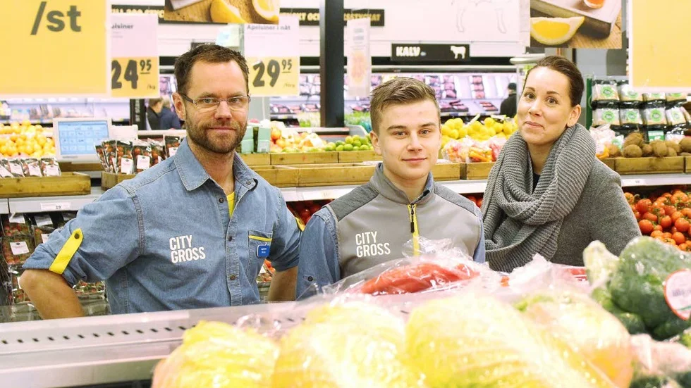 Stort. Lärlingen Marcus Näfverstam vill jobba i en stor butik, och har hittat rätt hos City Gross. Här med handledaren Niklas Karlsson och yrkesläraren Anna Thor.