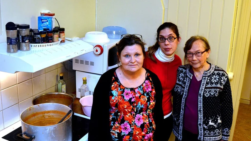 Puttrar. Doften av chilensk linssoppa sprids i köket där Carina Björk, Jessica Sjögren och Greta Kaddik står.