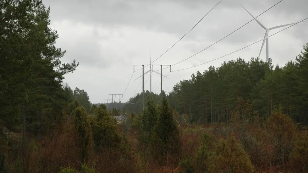 Fotomontage. De stora vindkraftverken ska sättas upp längs den stora kraftledningen mellan Marviken och Skenäs på Vikbolandet.