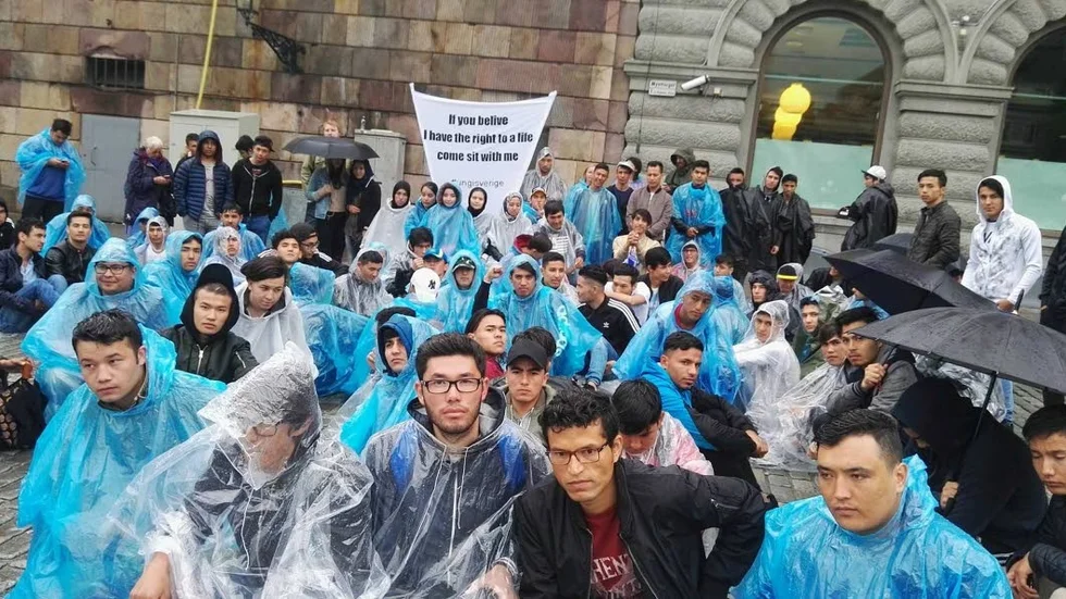 Sittstrejkade. Ensamkommande som inte längre klarar av att våndas inför utvisningsbesked, strejkade på Mynttorget.