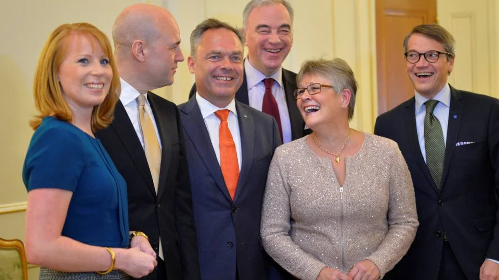 Nyckelmannen? Fredrik Reinfeldt omgiven av glada allianskamrater. S borde studera vad Reinfeldt gjorde för att skapa förtroende hos ängsliga småpartier.
