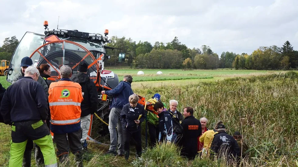 Demo. Intresset var stort när man demonstrerade rörspolning vid Lyngsjöån. 160 meter in i dräneringsröret kom man.