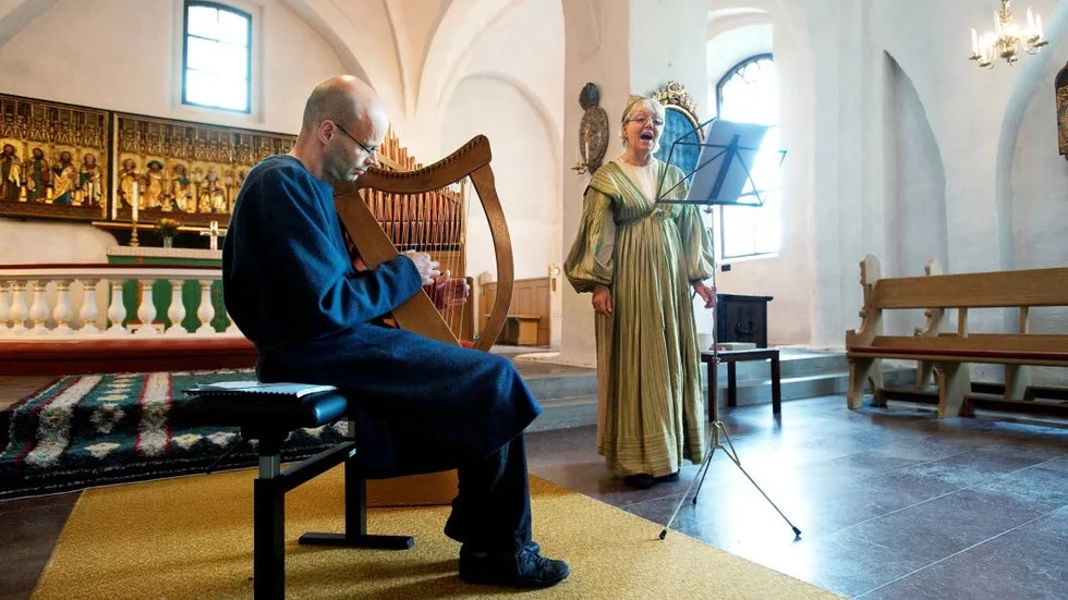 Harpokomp. Konstnärlige ledaren Lars Jonsson ackompanjerar Ulla Jacobsson Werner i Drothems kyrka 2010.