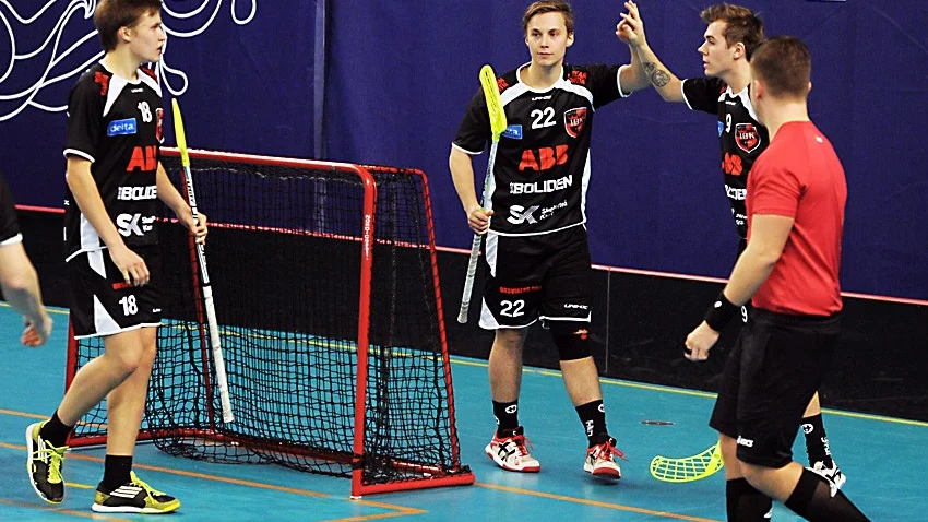 Ramus Karlstén (th) firar ett av sina två mål. Joel Johansson och Alexander Hedlund firar också. Foto: Roine Sandlén