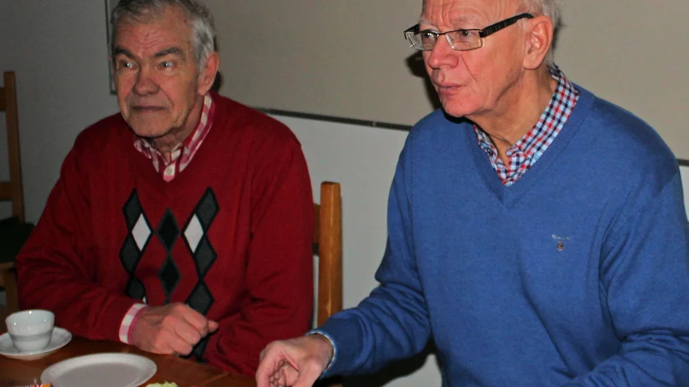 Trivdes på julfesten. Åke Marcusson och Curt Hägglund lät sig väl smaka av smörgåsarna.