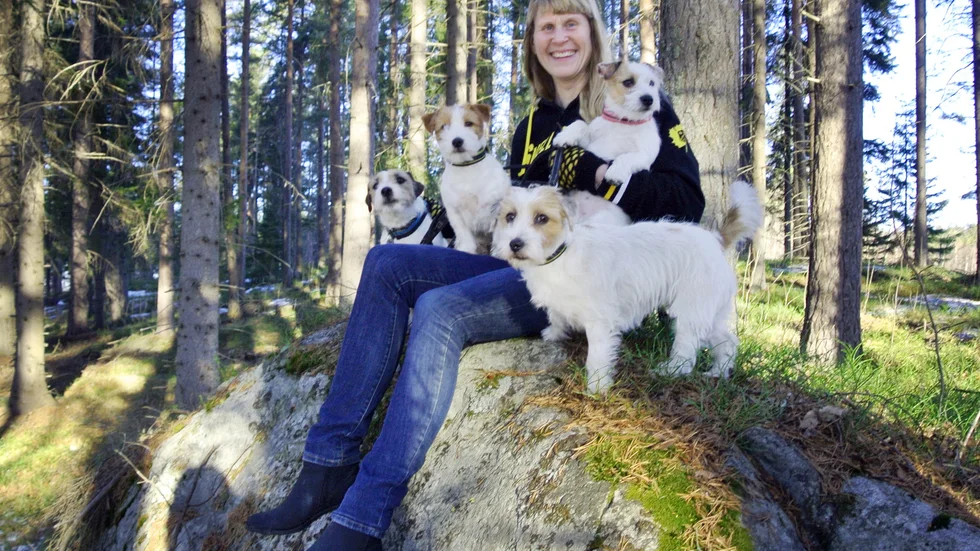 Koppla av. ”Med hundarna kan jag koppla av. Då är det bara vi”, säger Eva Lindström. Från vänster Ozzy, Leah, Olga i famnen och Trassel. Foto: Susanne Lindberg.