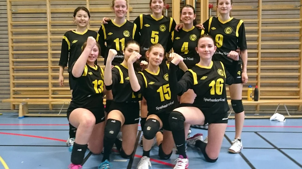 Trettonde plats. Övre raden från vänster Signe Lindgren, Anette Wikström, Elsa Holmkvist, Ida Pettersson, Aina Björk. Främre raden: Wilma Enstrand, Ebba Törnberg, Magda Podstawek, Felicia Lundgren. Tränare och coacher (ej med på bilden): Leif Björk, Mikael Widman och Anja Lindgren. Foto: Foto: LEIF BJÖRK.