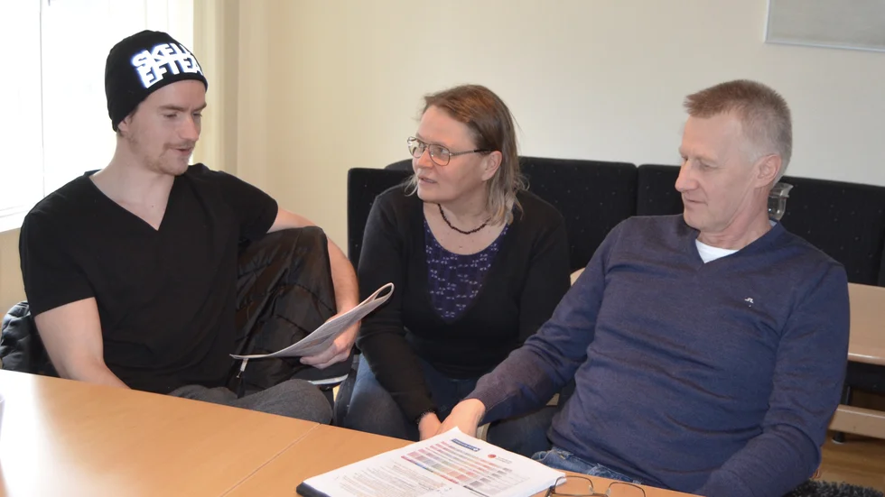 Kollar läget. Rapporten visar hopp trots tuffa tider. Foto: Stina Enmark.