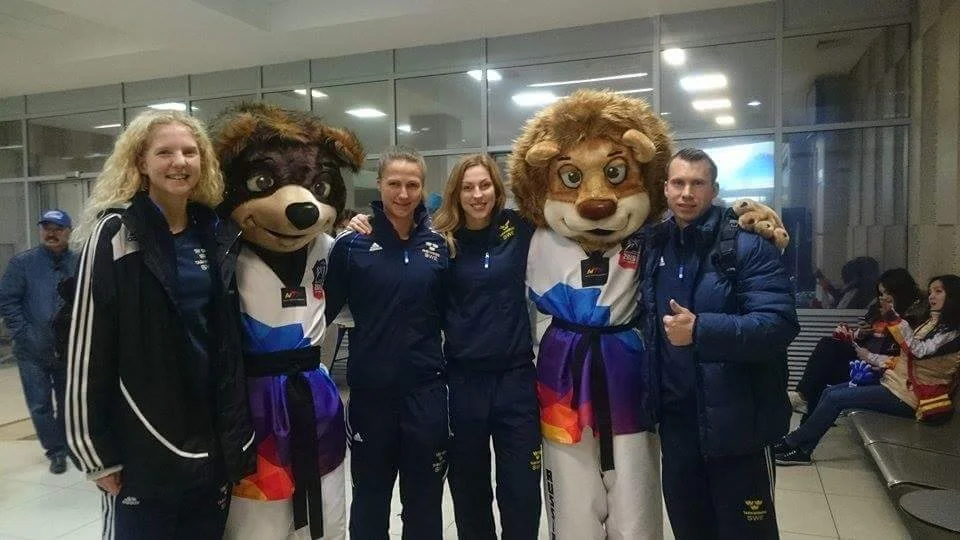 Hela gänget. Caroline Persson, Elin Johansson och Pauline Lövgren på plats i Chelyabinsk, Ryssland, tillsammans med tränaren Niklas Andersson. Foto: Privat.