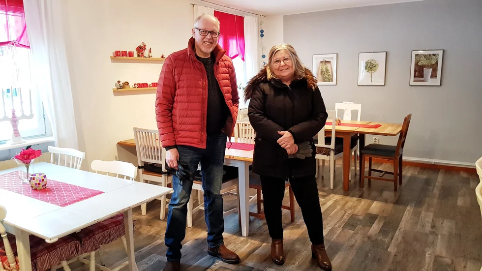 Leif och Elisabeth Bogren berättar att medlemmarna samlas i den gemensamma lokalen första onsdagen i månaden. "Vi har ganska många ensamhushåll och det är bra att känna sina grannar", säger Elisabeth.