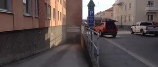 ”En bil har fattat eld”