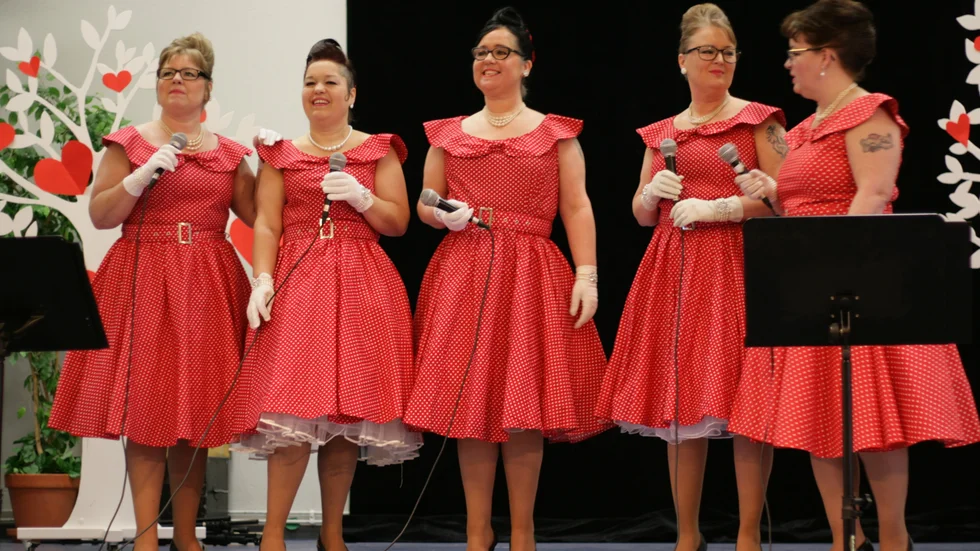 The Boobettes Tjejgrupp med kärleksröda klänningar. Foto: Sofie Persson.