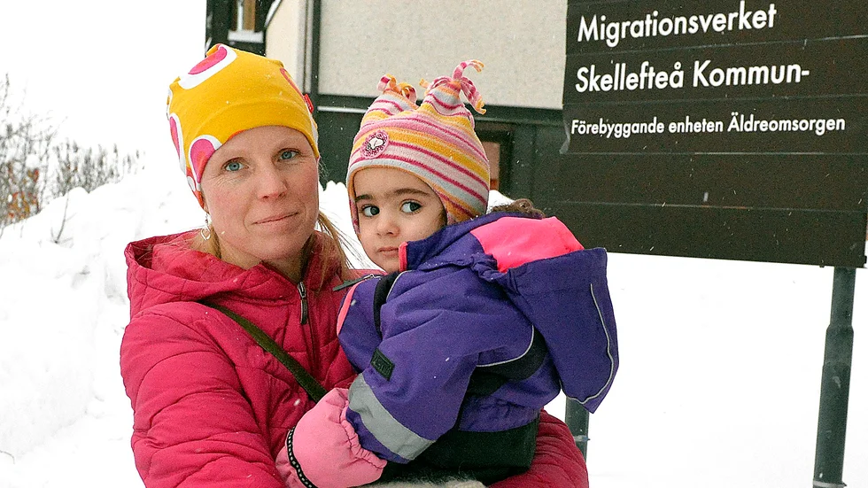 En dag i sänder. Maria i fostermammans Lisa Marklunds famn Foto: Annika Eriksson.