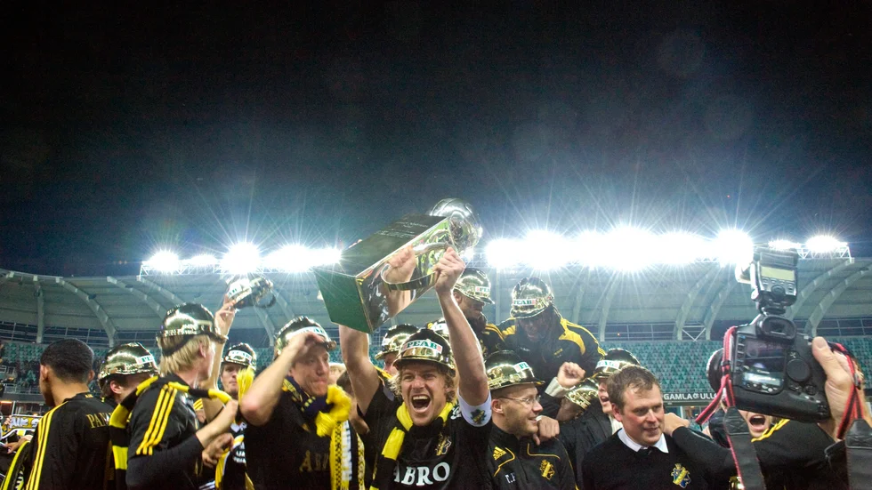 Trotjänaren Daniel Tjernström lyfter Lennart Johanssons pokal efter 2–1-segern i guldmatchen mot IFK Göteborg på Gamla Ullevi 2009. Arkivbild.