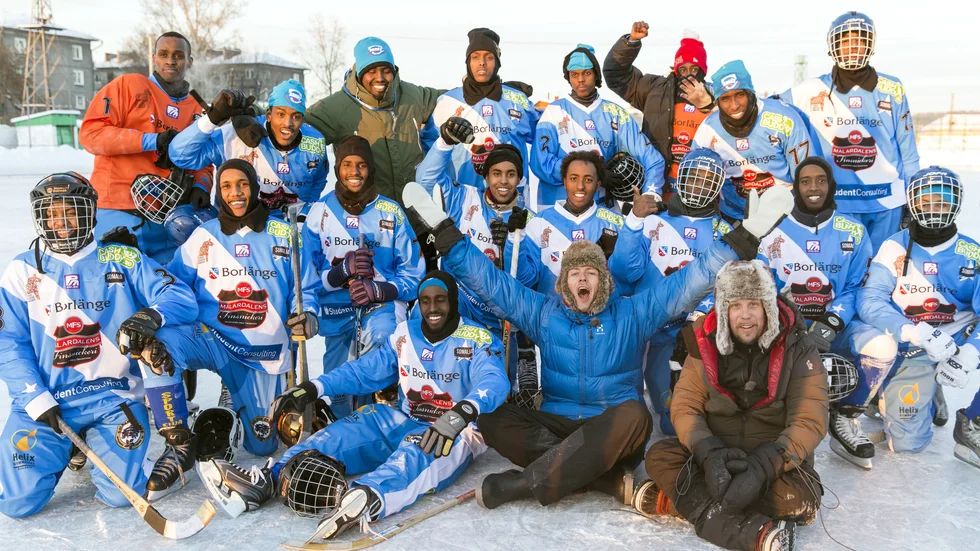 På plats. Somalias landslag på plats i Sibirien där de fanns med i sitt första bandy-VM någonsin.