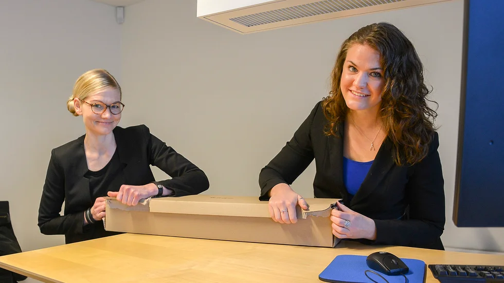 Snart öppnar BKM Mannesmann. I dagarna håller Maria Falck, till vänster, försäljningschef för Skandinavien, och Viola Edström, ekonomichef, och de övriga på kontoret på att göra allt klart till invigningen som sker den 30 januari. Foto: MALIN JOHANSSON