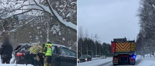 Två bilar i krock på E 4 söder om Solbacken: Tre personer fördes till sjukhus • En av förarna bötfälldes
