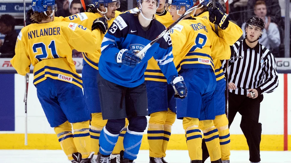 Sverige firar ett av sina sex mål i kvartsfinalen.