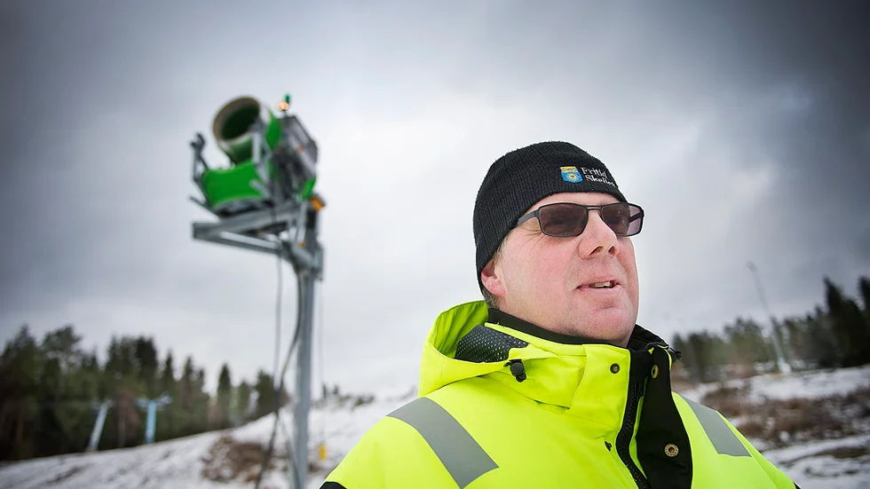 Väntar. Mikael Wiklund och kollegorna på Fritid Skellefteå är redo att köra igång snökanonerna så fort vädret tillåter.