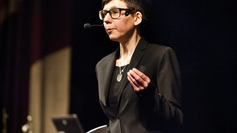 I talet. Stina Oscarson lyfte fram vikten av konstnärligt berättande i sitt invigningstal. Foto: Emilie Sjölund.