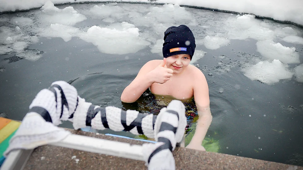 ISKALL. Wille Frid trotsar kylan för ett andra dopp. Foto: Leif Andersson.