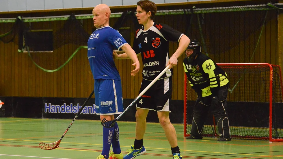 Oskar Forsgren och hans K 4 IF gjorde en stark insats men räckte ändå inte riktigt till i norrderbyt med Skellefteå IBK. Skellefteåförsvararen som håller koll på Oskar är Oliver Eriksson.