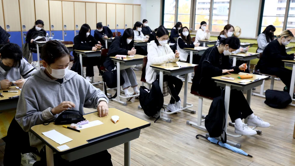 Gymnasieskola i Sydkoreas huvudstad Seoul. Över en halv miljon studenter gör det viktiga provet under torsdagen.
