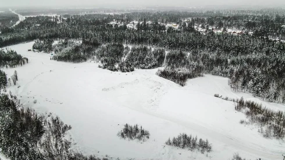 Jordtippen vid Flakabergsvägen används som snöupplag vintertid.
