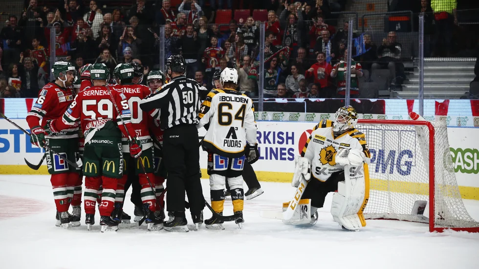 GÖTEBORG 20190216 Frölundaglädje och Skellefteådepp efter 5-0-målet under lördagens ishockeymatch i SHL mellan Frölunda HC och Skellefteå AIK i Scandinavium. Foto Thomas Johansson / TT kod 9200