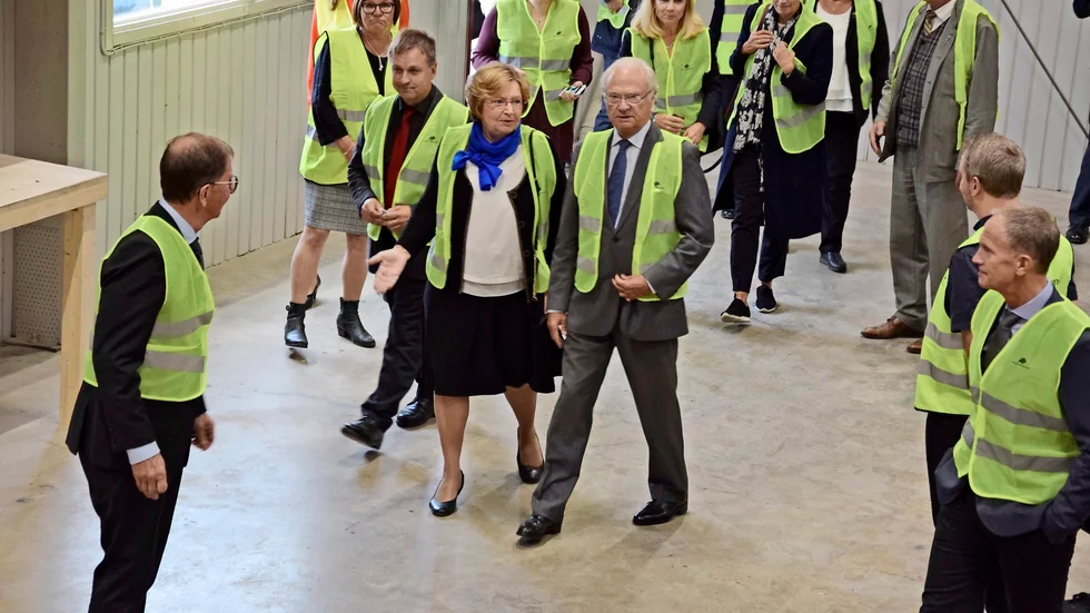 Kung Carl XVI på besök i Martinsons nya fabrik för KL-trä i fjol. Vid sin sida har han landshövding Magdalena Andersson.
