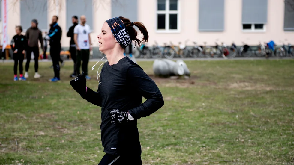 Emma Lindström blev första tjej över mållinjen i Broarna Runt. 