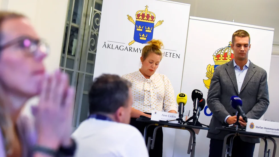 Kammaråklagare Ann Lidén och  polisassistent  Stefan Hammarroth vid onsdagens pressträff  i polishuset i Stockholm.