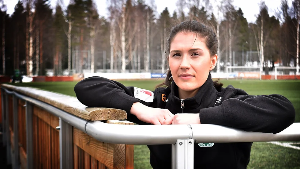 Stina Hedlund gör seriecomeback i seriepremiären.