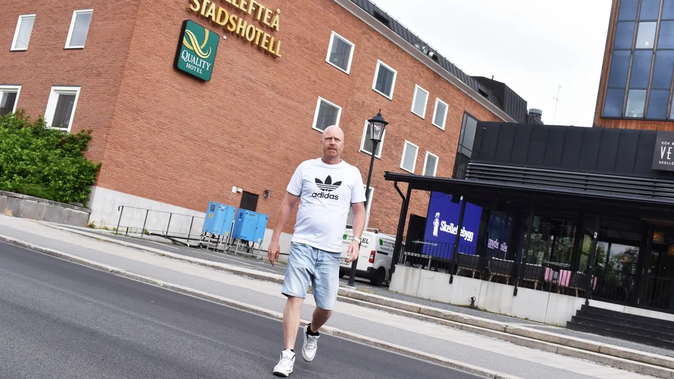 Gunnar Karlsson, festivalgeneral, står på platsen som idag förvandlas till ett scenområde. 