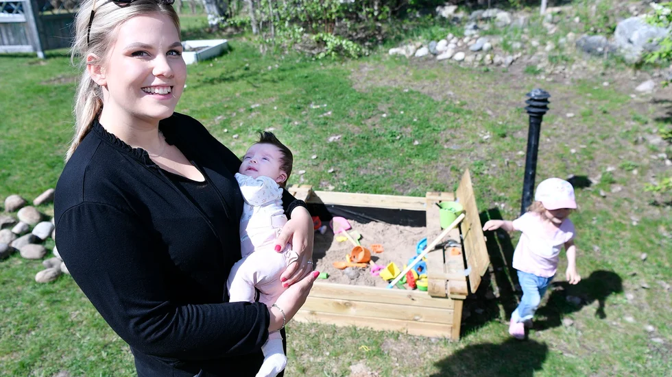 Mimmi sover lugnt i mamma Sofias famn.