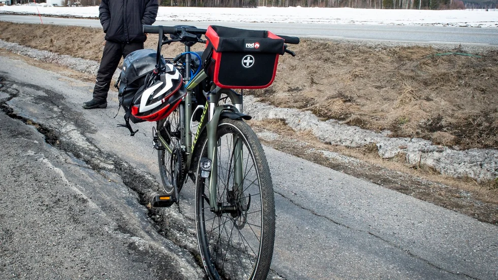 Ulf Lindkvist vid den kritiserade cykelvägen.