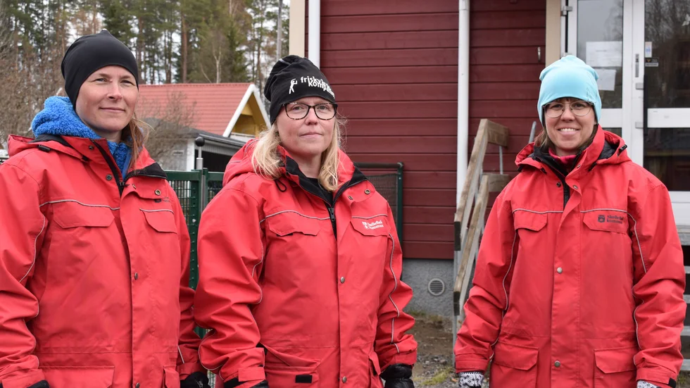 Annika Nyström, Berit Karlsson och Sofie Fahlgren måste ta med egna kläder för att kunna vara utomhus på Hjoggböle skola- och fritidshem.