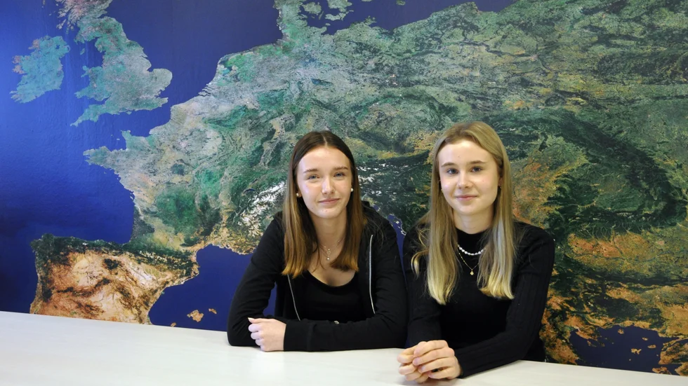 Eleverna Emilia Mattsson och Lova Johansson på Nyköpings gymnasium ska åka till Frankrike i början av nästa år för att bland annat göra intervjuer till deras gymnasiearbete.