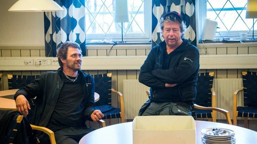Roger Sandberg och hans kollegor på vaktmästeriet tycker att det var särskilt roligt att bland andra Fredrik Isaksson (till vänster) fick bli miljonär. ”Han har haft det så tufft. Det är otroligt väl unt”, säger Sandberg. Foto: Frida Enberg/PT.
