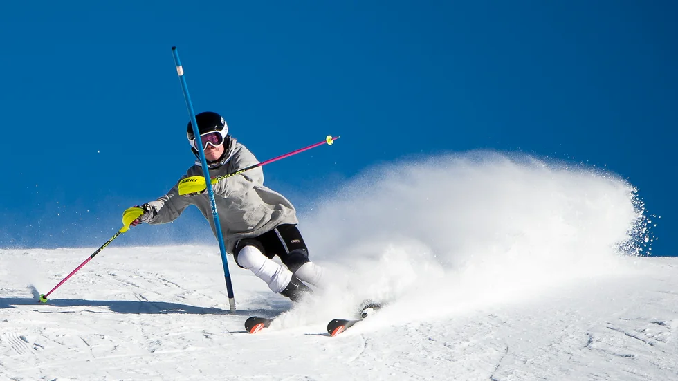 Vi behöver få våra barn och unga att röra på sig mer. 
Därför vill vi slå ett slag för skid- och snowboardåkning. 
