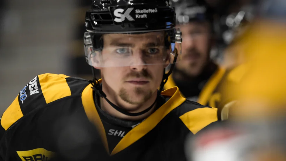 Emil Djuse fick matchstraff mot Luleå.