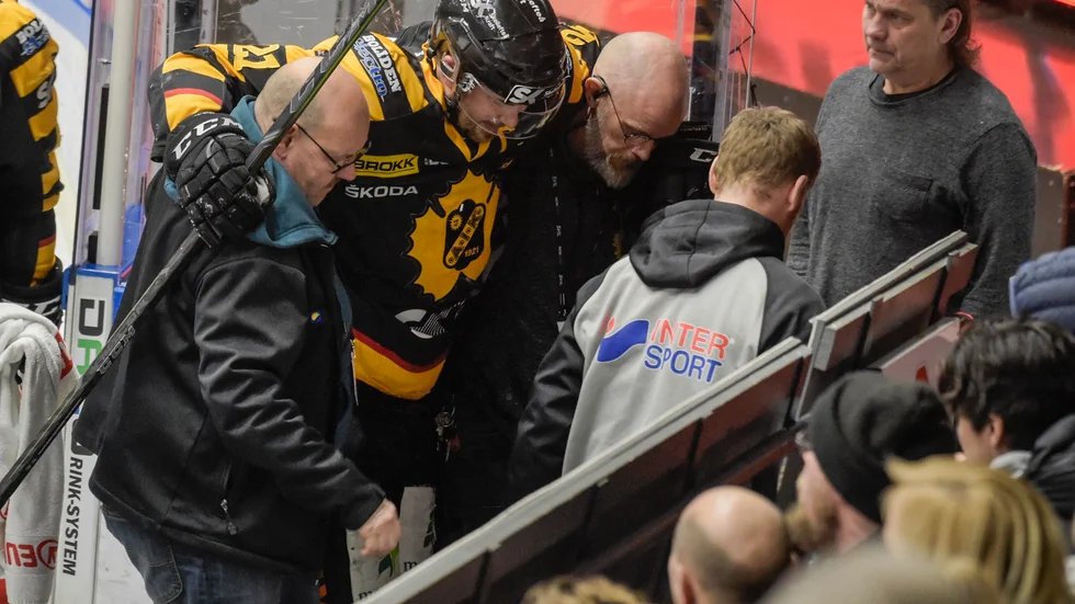 Skellefteå AIKs Jimmie Ericsson lämnade isen med hälsenan av.