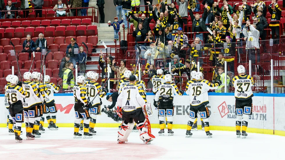 Skellefteå AIK:s spelare jublar med sin supporters efter lördagens vinst i ishockeymatchen i SHL mellan IF Malmö Redhawks och Skellefteå AIK  i Malmö Arena.