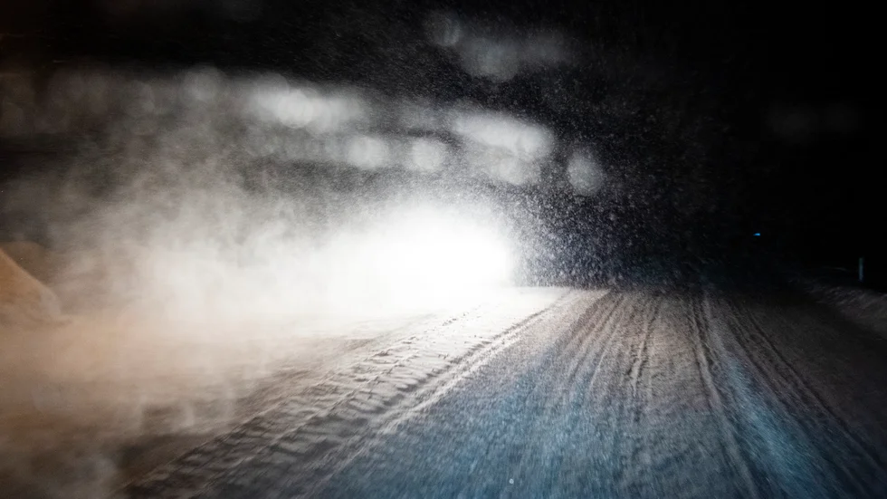 "Jag tar mina nyinköpta julklappar och beger mig ut till bilen. På väg hem genom en vit värld av snörök hör jag på radion om en lastbil med sprängmedel som vält", skriver Anna Kuru.