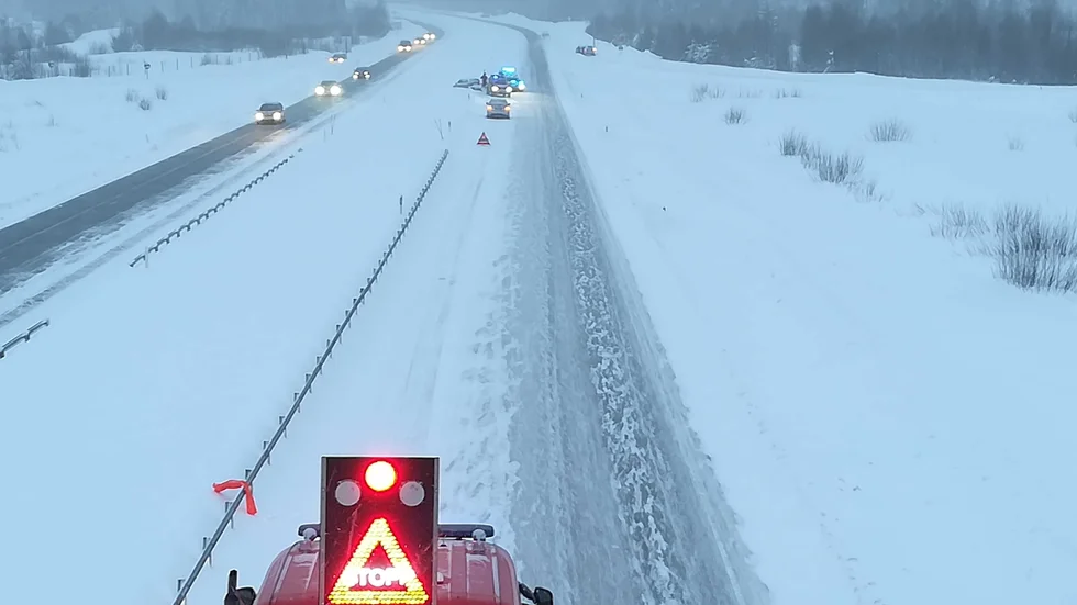 Räddningstjänsten har stoppat trafiken i det södergående körfältet i höjd med Fällbäcken. 