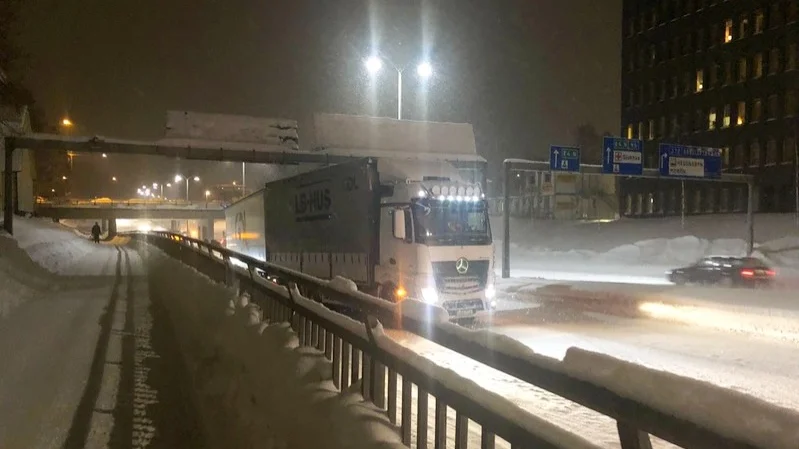 En långtradare som fastnade på E 4 i centrala Skellefteå i fredags.