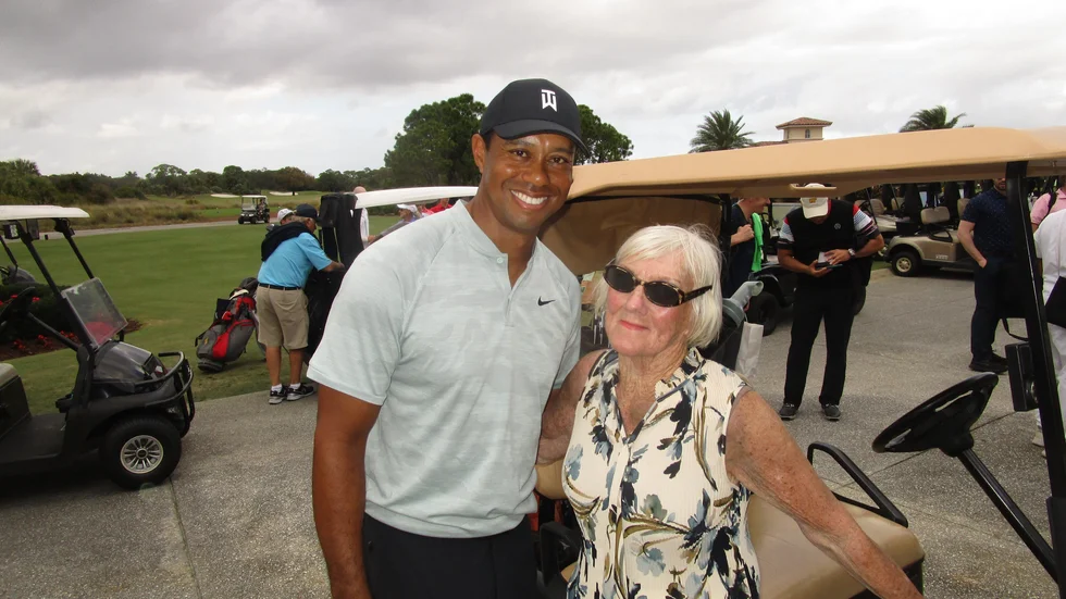 Tiger Woods bor inte långt från golfklubben och är där ganska ofta. Vid lördagens besök träffade han Gertrud Widmark, Skellefteå. Foto: Privat. 